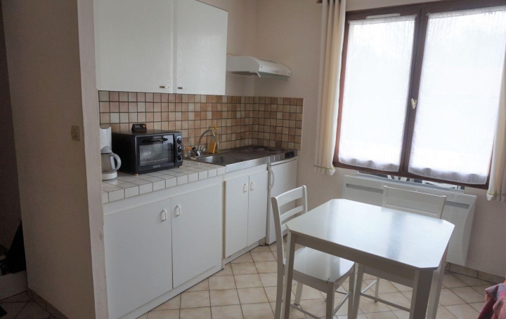 Studio   SENS  25 m2 340 € 